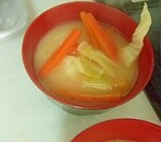 にんじんとキャベツの味噌汁 